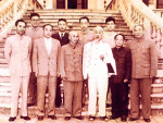 Chủ tịch Hồ Chí Minh cùng đồng chí Hoàng Quốc Việt chụp ảnh lưu niệm với đoàn đại biểu VKSND Trung Quốc
