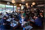 Các quán cà phê có mạng Wi-Fi công cộng yếu kém về bảo mật thường là địa điểm lý tưởng cho tội phạm mạng "thu hoạch" các tài khoản mạng xã hội, email hay dữ liệu... - Ảnh minh họa: rocrockett.com