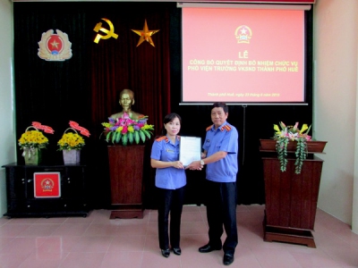 Đồng chí Trần Nhơn Vượng - Phó Viện trưởng VKSND tỉnh Thừa Thiên Huế trao Quyết định bổ nhiệm cho đồng chí Bùi Thị Thu Thanh