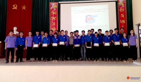 Chi đoàn Viện kiểm sát nhân dân thành phố Huế trao học bổng cho học sinh nghèo vượt khó tại trường THPT Nam Đông.
