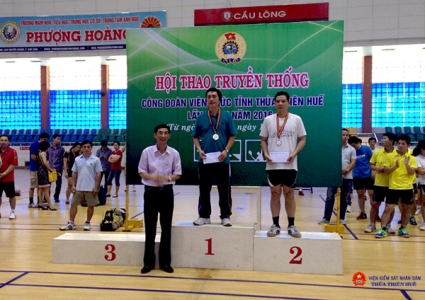 Vận động viên Hồ Văn Trúc - VKSND tỉnh Thừa Thiên Huế nhận Huy chương bạc đơn nam bóng bàn