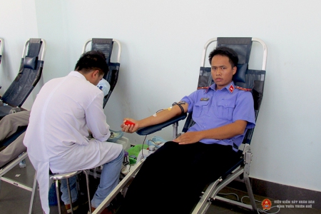 Ảnh: Cán bộ, công chức đơn vị tham gia hiến máu tình nguyện.