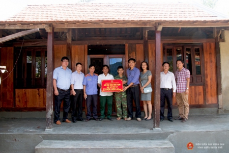 Đồng chí Nguyễn Thanh Hải - Phó Viện trưởng - Trưởng Ban chỉ đạo giảm nghèo bền vững của đơn vị trao tặng số tiền hỗ trợ cho gia đình anh Hồ Văn Lô
