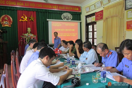 Đồng chí Lê Văn Bình –  Viện trưởng Viện kiểm sát nhân dân huyện báo cáo về tình hình thực hành quyền công tố và kiểm sát hoạt động tư pháp của đơn vị giai đoạn 2011-2017