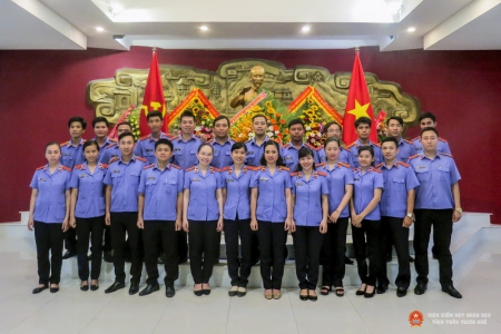 Chi đoàn TNCS Hồ Chí Minh VKSND tỉnh cùng Chi đoàn VKSND thành phố Huế và Chi đoàn VKSND huyện Phú Vang chụp ảnh lưu niệm trước tượng đài Chủ tịch Hồ Chí Minh