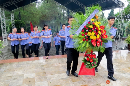 Đặt vòng hoa tưởng niệm tại Nghĩa trang liệt sĩ Thành phố Huế