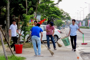 Đồng chí Nguyễn Thanh Hải - Viện trưởng VKSND tỉnh Thừa thiên Huế (áo đỏ) tham gia làm vệ sinh cơ quan với các đoàn viên thanh niên của đơn vị vào sáng 28/04/2019.