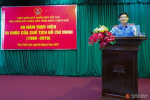 Đồng chí Nguyễn Thanh Hải, Bí thư Ban cán sự, Viện trưởng Viện KSND tỉnh trình bày các nội dung Di chúc của Chủ tịch Hồ Chí Minh tại buổi sinh hoạt chuyên đề.