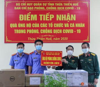 Đồng chí Nguyễn Thanh Hải, Viện trưởng VKSND tỉnh Thừa Thiên Huế và đồng chí Lê Quang Hòa - Chánh văn phòng đến thăm và trao quà hỗ trợ tại Bộ chỉ huy quân sự tỉnh Thừa Thiên Huế.