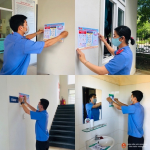 Đoàn viên thanh niên Chi đoàn VKSND tỉnh Thừa Thiên Huế dán poster tuyên truyền về phòng, chống dịch Covid - 19 trong tình hình mới tại trụ sở đơn vị