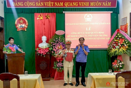 Đồng chí Lại Đình Hùng - Ủy viên Ban cán sự Đảng - Phó Viện trưởng Viện kiểm sát nhân dân tỉnh Thừa Thiên Huế trao quyết định cho đồng chí Nguyễn Thạnh.