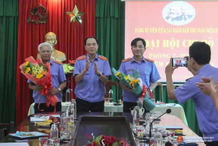 Đồng chí Lại Đình Hùng - Thường vụ Đảng ủy, Phó Viện trưởng Viện kiểm sát nhân dân tỉnh Thừa Thiên Huế tặng hoa chúc mừng các đồng chí được bầu vào BCH.