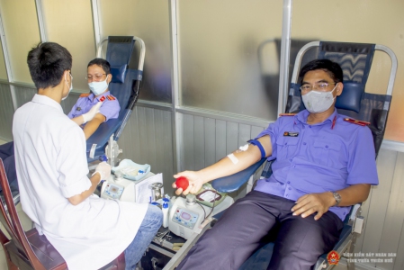 Đồng chí Nguyễn Thanh Hải, Tỉnh ủy viên, Bí thư Ban cán sự, Viện trưởng Viện kiểm sát nhân dân tỉnh Thừa Thiên Huế tham gia hiến máu tình nguyện