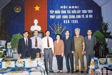 Đồng chí Viện trưởng Hoàng Trọng Khảm (ngoài cùng bên phải) tại Hội nghị tập huấn công tác kiểm sát tuân theo pháp luật về hành chính, kinh tế xã hội ...năm 1995