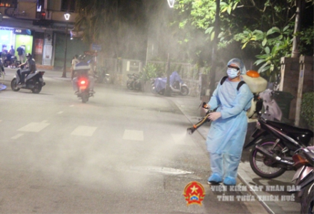 Lực lượng y tế tiến hành tiêu độc khử trùng khu vực phố Tây - nơi mà nữ du khách được xác định nhiễm COVID-19 từng ghé qua