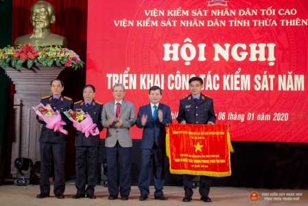 Tập thể Lãnh đạo Viện kiểm sát nhân dân tỉnh Thừa Thiên Huế nhận Cờ thi đua của chính Phủ