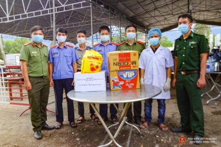 Chi đoàn tặng quà tại chốt kiểm soát y tế số 6, thị trấn Lăng Cô