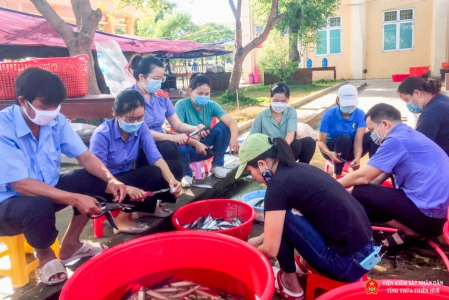 Cán bộ, công chức VKSND thành phố Huế tình nguyện tham gia phục vụ tại bếp ăn khu cách ly trên địa bàn phường Hương Sơ, thành phố Huế.