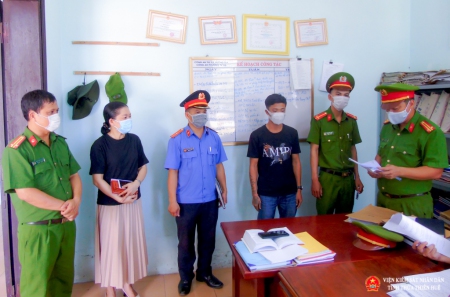 Điều tra viên đang đọc lệnh Bắt tạm giam đối tượng Nguyễn Đình Trọng