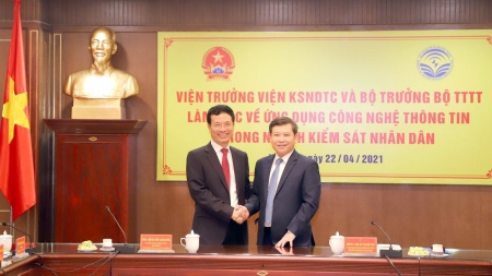 Bộ trưởng Bộ Thông tin và Truyền thông Nguyễn Mạnh Hùng làm việc với Viện trưởng Viện Kiểm sát Nhân dân tối cao Lê Minh Trí về chuyển đổi số.