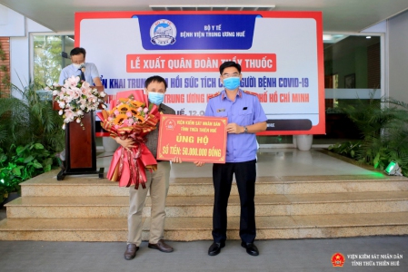 Đồng chí Nguyễn Thanh Hải, Đại Biểu Quốc Hội, Tỉnh ủy viên, Viện trưởng Viện kiểm sát nhân dân tỉnh Thừa Thiên Huế trao tặng số tiền cho đoàn công tác