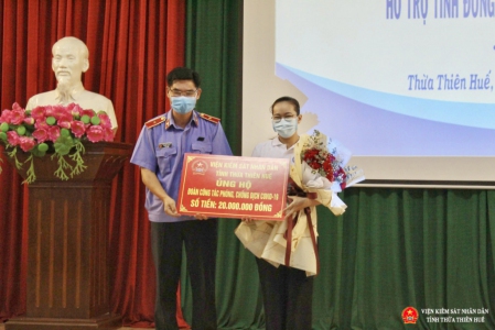 Tại buổi gặp mặt đồng chí Nguyễn Thanh Hải  đại diện đơn vị VKSND tỉnh Thừa Thiên Huế  trao tặng số tiền 20.000.000 đồng cho Đoàn cán bộ và sinh viên tình nguyện.