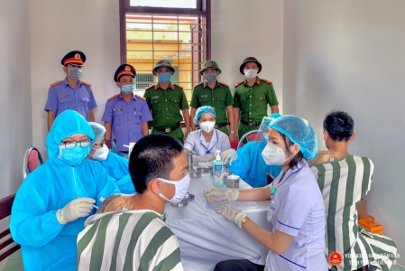 VKSND Thành phố Huế kiểm sát việc tiêm vacin tại nhà tạm giữ
