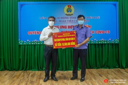 Đồng chí Lê Quang Hòa, đại diện Công đoàn Viện kiểm sát nhân dân tỉnh trao số tiền ủng hộ của các đoàn viên Công đoàn