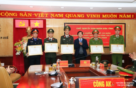 Đồng chí Trần Nhơn Vượng - Phó Viện trưởng VKSND tỉnh Thừa Thiên Huế nhận Bằng khen