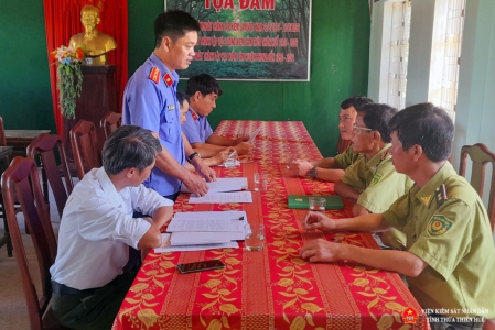 Đồng chí Nguyễn thanh Minh - Phó Viện trưởng, Trưởng đoàn kiểm sát trực tiếp tại Hạt kiểm lâm huyện Phong Điền