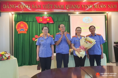 Đồng chí Lại Đình Hùng tặng hoa chúc mừng Chi ủy khóa mới nhiệm kỳ 2022 - 2025