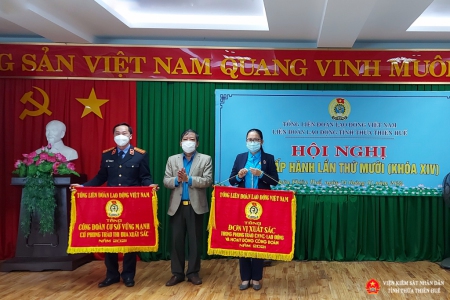 Công đoàn cơ sở VKSND huyện Phong Điền vinh dự đón nhận Cờ thi đua của Tổng liên đoàn lao động Việt Nam năm 2021
