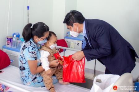 Viện kiểm sát nhân dân tỉnh Thừa Thiên Huế trao tặng 90 suất quà cho bệnh nhi ung thư nhân dịp tết Nhâm Dần 2022