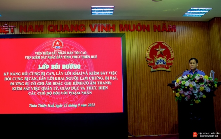 Đồng chí Hồ Thanh Hải - Ủy viên Ban cán sự đảng, Phó Viện trưởng  VKSND tỉnh Thừa Thiên Huế phát biểu khai giảng