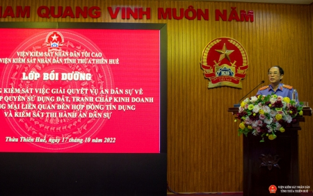 Đồng chí Lại Đình Hùng, Ủy viên Ban cán sự đảng, Phó Viện trưởng VKSND tỉnh Thừa Thiên Huế phát biểu khai giảng