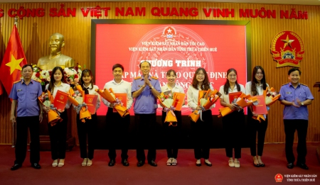 Lãnh đạo VKSND tỉnh Thừa Thiên Huế trao Quyết định và tặng hoa chúc mừng các đồng chí công chức mới được tuyển dụng