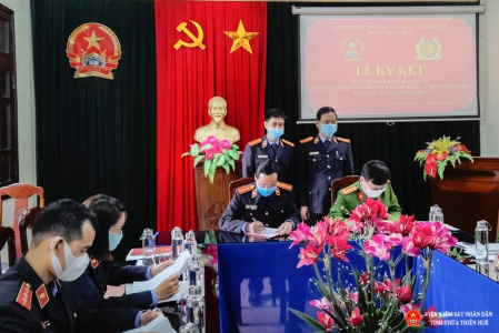 Đồng chí  Phó Viện trưởng Nguyễn Văn Luyện ký kết Quy chế cùng đồng chí Trần Văn Sung, Phó thủ trưởng Cơ quan điều tra