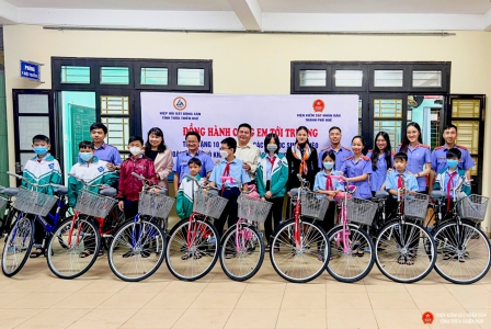 Đại điện Chi đoàn - Công đoàn VKSND thành phố Huế trao tặng xe đạp cho các em học sinh