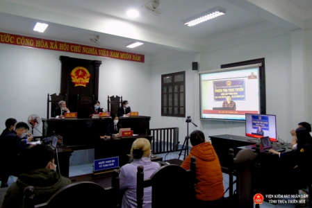 Toàn cảnh phiên tòa trực tuyến ở điểm cầu trung tâm tại hội trường xét xử của Tòa án nhân dân thị xã Hương Trà
