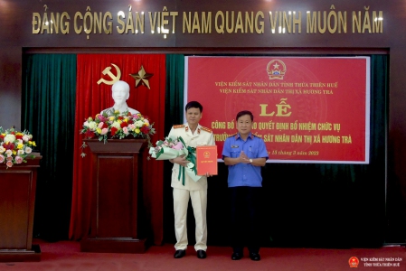 Đồng chí Hồ Thanh Hải , Ủy viên Ban cán sự đảng, Phó Viện trưởng phụ trách VKSND tỉnh Thừa Thiên Huế trao Quyết định cho đồng chí Lê Quang Hòa
