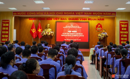 Đồng chí Hồ Thanh Hải - Phó Viện trưởng phụ trách VKSND tỉnh Thừa Thiên Huế phát biểu khai mạc