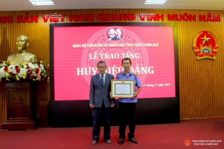 Đảng bộ Viện kiểm sát nhân dân tỉnh Thừa Thiên Huế tổ chức lễ trao tặng Huy hiệu 30 năm tuổi Đảng