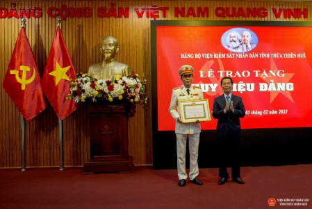 Đồng chí Nguyễn Tài Tuệ, Tỉnh ủy viên, Bí thư Đảng ủy Khối Cơ quan và Doanh nghiệp tỉnh trao Huy hiệu 40 năm tuổi Đảng cho đồng chí Lại Đình Hùng