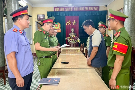 Điều tra viên đọc các Quyết định và Lệnh để thi hành đối với bị can Nguyễn Minh Hoàn