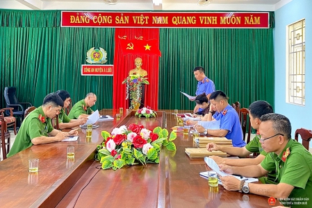 Đồng chí Trần Tiến Dũng, Phó viện trưởng VKSND huyện A Lưới, Trưởng đoàn kiểm sát công bố dự thảo kết luận