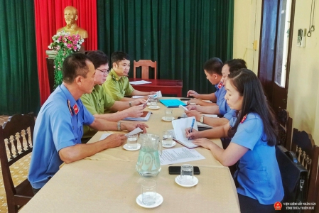 Đoàn kiểm sát của đơn vị làm việc với Hạt Kiểm lâm thị xã Hương Thủy