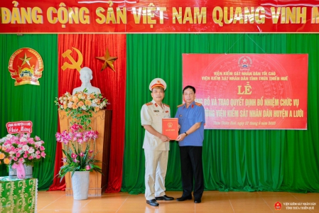 Đồng chí Trần Nhơn Vượng-Uỷ viên Ban cán sự Đảng, Bí thư Đảng ủy, Phó viện trưởng VKSND tỉnh Thừa Thiên Huế trao quyết định cho đồng chí Nguyễn Văn Luận