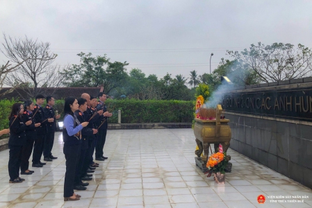 Tập thể lãnh đạo, cán bộ, công chức và người lao động Viện kiểm sát nhân dân thị xã Hương Trà dâng hương, dâng hoa tại Đài tưởng niệm các anh hùng liệt sĩ thị xã Hương Trà. 
