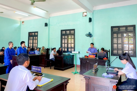 Đồng chí Nguyễn Văn Luận, Kiểm sát viên trung cấp, Viện trưởng VKSND huyện A Lưới tham gia thực hành quyền công tố, kiểm sát xét xử vụ án hình sự.