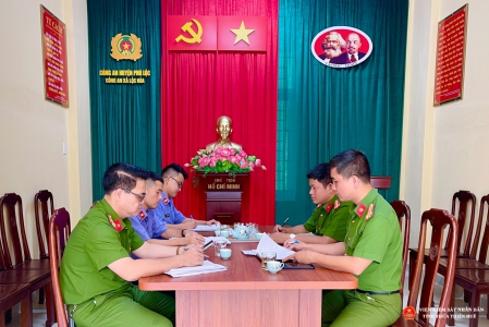 Đoàn hướng dẫn, kiểm tra làm việc tại Công an xã Lộc Hòa